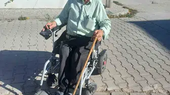 Engelli vatandaşlar için tehlike oluşturan kaldırım onarılmayı bekliyor