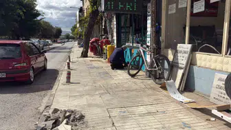 Çorum'da hızla giden otomobil kaldırıma çıktı, işçi kıl payı kurtuldu