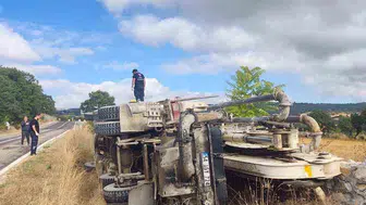 Bilecik'te beton mikseri devrildi, 2 kişi yaralandı