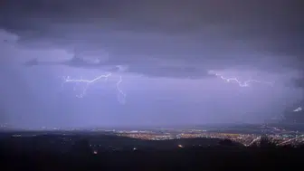 Erzincan'da sağanak yağıştan sonra şimşekler gökyüzünü aydınlattı