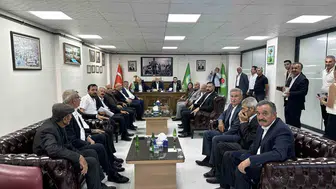 Yüksekova'da tarımın geleceği konuşuldu: Şemsi Bayraktar çiftçilerle buluştu
