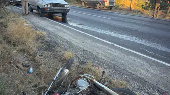 İzmir'de trajik kaza: Yol kenarında bekleyen motosiklet sürücüsü hayatını kaybetti