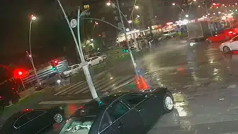 Esenler’de yağmurlu yolda motosiklet sürücüsü metrelerce sürüklendi