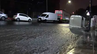Eyüpsultan'da sağanak yağış caddeleri göle döndürdü