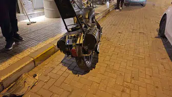 Isparta'da temizlik yapan esnaf kamyonetin altında kalmaktan son anda kurtuldu