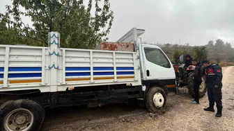 Bilecik'te çamura saplanan kamyonet sürücüsüne jandarma yardım etti