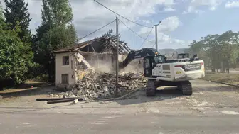 Gölcük’te tehlikeli iki metruk bina daha yıkıldı