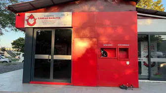 Samsun'da bağış kioskunun sevimli bekçisi: Kedinin dikkat çeken görüntüsü