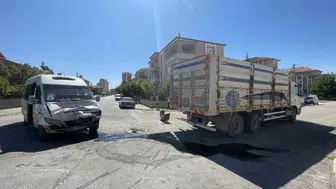 Karaman'da yolcu minibüsü ile kamyon çarpıştı: 2 kişi yaralandı