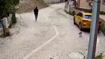 Avcılar'da 76 yaşındaki kadının rögara düştüğü anlar kamerada