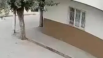 Turgutlu'da okul önünde silahlı saldırı anları güvenlik kameralarında