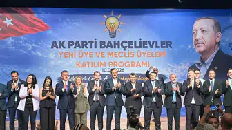 CHP’den AK Parti’ye geçiş yapan meclis üyeleri Bahçelievler’de rozetlerini taktı