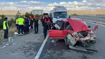 Sivas'ta otomobil tıra arkadan çarptı: 6 yaralı