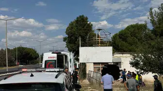 Burdur'da direksiyon hakimiyetini kaybeden sürücü deponun duvarını yıkıldı