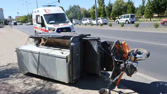 Ambulansa yol vermek isterken tır motosiklete çarptı
