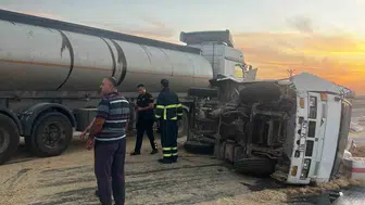 Mardin’de saman yüklü kamyonet tırla çarpıştı: Bir yaralı