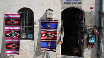 Yaşar Elbir, 3 metrekarelik dükkanında kilim dokuyor