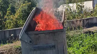 Bartın'da mahalleli çöp konteynerindeki yangını söndürdü