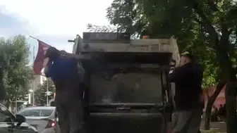Temizlik işçileri buldukları Türk bayrağını çöp kamyonuna astı