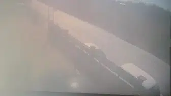 Arnavutköy'de beton mikserinin devrilmesi sonucu 4 araç birbirine girdi