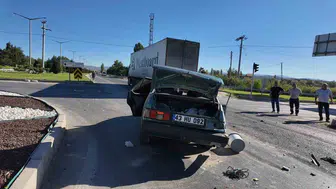 Gediz'de tır ile otomobil çarpıştı: Yaralılar hastaneye kaldırıldı