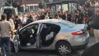 Güngören'de sürücünün direksiyon hakimiyeti kayboldu: İki yaya yaralandı
