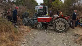 Manisa'da traktör devrildi: 2 ölü, 3 yaralı