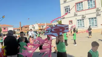 Burhaniye'de uçurtma şenliğiyle çocuklar gökyüzünü renklendirdi