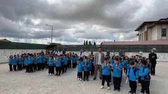 Domaniç'te yeni eğitim yılı heyecanı: Öğrenciler coşkuyla karşıladı