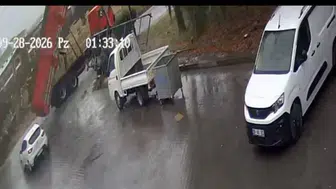 Eskişehir'de damperi açık kalan kamyon sanayi sitesinin kapısını yıktı