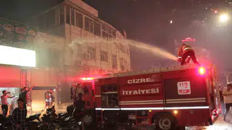 Cizre'deki Amedspor kutlamalarında yangın: 3 iş yeri ve 1 araç yandı
