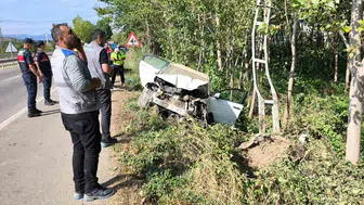 Tokat'ta direksiyon hakimiyetini kaybeden otomobil elektrik direğine çarptı