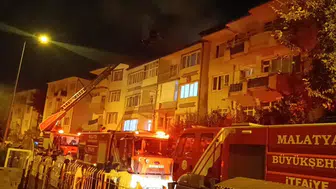 Malatya'da 4 katlı binanın çatısında çıkan yangın itfaiye tarafından söndürüldü
