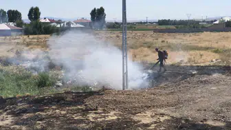 Erciş'te çıkan örtü üstü yangın hızlıca kontrol altına alındı