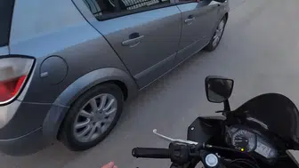Seyir halindeki otomobilden atılan çöpe motosiklet sürücüsünden ilginç tepki
