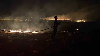 Reyhanlı’daki mısır anızı yangını itfaiye ekipleri tarafından söndürüldü