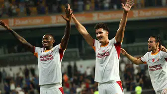 Galatasaray'ın yeni yıldızları, Başakşehir galibiyetinde taraftarla poz verdi