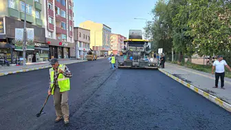 Ardahan'da ulaşımı kolaylaştıran asfalt serim çalışmaları sürüyor