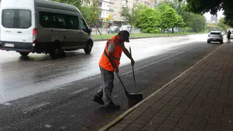 Ambulansa yol açmak için reflektörlü yeleğini kullandı: Temizlik işçisinden örnek davranış
