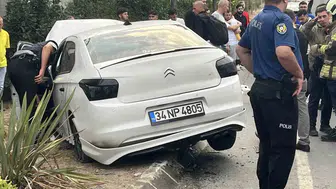 Bisikletliye çarpmamak için manevra yapan sürücü, bariyerlere çarptı: Dört yaralı