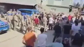 Hatay'da kaçak elektriğe müdahaleye engel olan şahıslar yolu kapattı