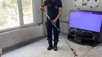 Defne'de eve giren yılan itfaiye ekipleri tarafından yakalandı
