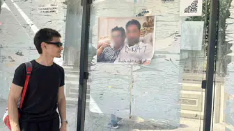 Adana'da otobüs durağında dolandırıcı uyarısı: Şaşıran vatandaşlar fotoğraf çekti