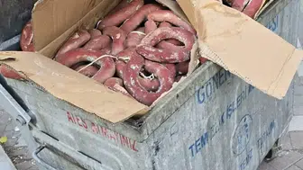 Fuar sonrası çöplükteki sucuklar tartışma yarattı