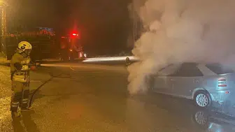 Payas'ta seyir halindeki otomobilde motor yangını: ekipler hızlıca müdahale etti