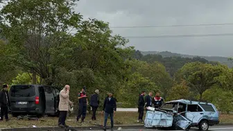 Yalova’da otomobil ve minibüs çarpıştı: 1 kişi hayatını kaybetti