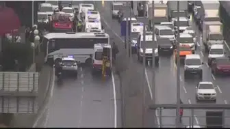 Avcılar'da kontrolü kaybeden servis midibüsü kaza yaptı