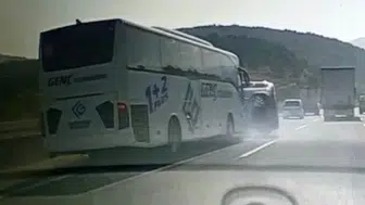Bolu'da meydana gelen kazada hafif ticari araç yolcu otobüsünün önüne savruldu