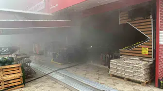 Kocaeli'de market deposunda yangın çıktı, birçok ürün zarar gördü