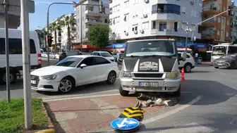 Antalya'da kapalı kasa kamyonet ile otomobil çarpıştı